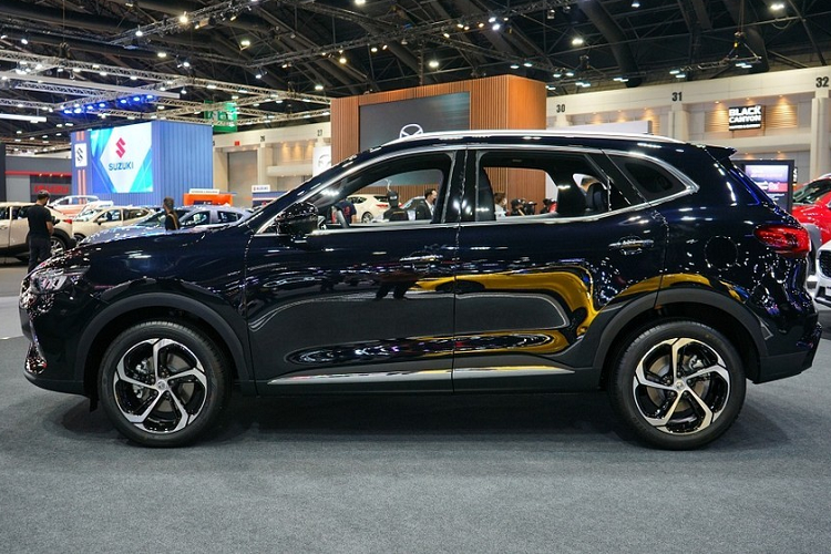 Ở phiên bản mới, mẫu SUV cỡ nhỏ này thay đổi khá nhiều, từ thiết kế cho đến trang bị. HS 2023 được áp dụng ngôn ngữ thiết kế mới của thương hiệu MG, tương tự người anh em MG5.