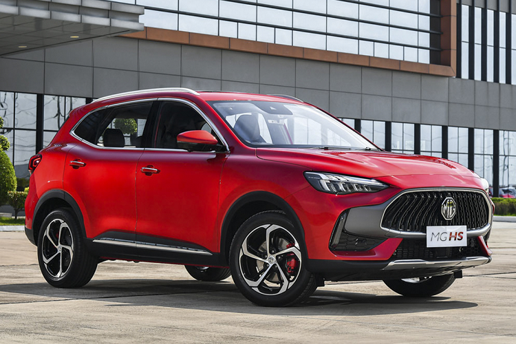 Cảnh báo/ngăn chệch làn đường, hỗ trợ giữ làn đường, hệ thống kiểm soát hành trình thích ứng, hệ thống kiểm soát hành trình ở tốc độ thấp, ngăn va chạm phía trước, đèn pha thông minh và phanh khẩn cấp tự động. Tại thị trường Thái Lan, MG HS 2023 có 2 tùy chọn động cơ.