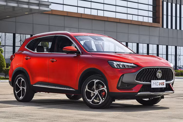 Cảnh báo/ngăn chệch làn đường, hỗ trợ giữ làn đường, hệ thống kiểm soát hành trình thích ứng, hệ thống kiểm soát hành trình ở tốc độ thấp, ngăn va chạm phía trước, đèn pha thông minh và phanh khẩn cấp tự động. Tại thị trường Thái Lan, MG HS 2023 có 2 tùy chọn động cơ.