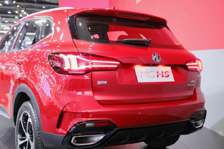 Tổng cộng, MG HS PHEV 2023 sở hữu công suất 284 mã lực và mô-men xoắn cực đại 480 Nm. Xe còn có hộp số tự động 10 cấp và cụm pin lithium-ion 16,6 kW. Nhờ đó, MG HS PHEV 2022 có thể chạy được 67 km mà không cần dùng động cơ xăng.