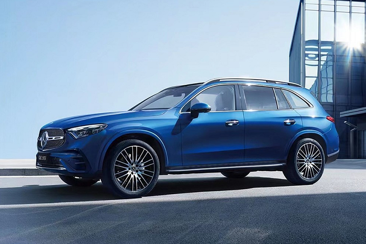 Vào đầu năm nay, mẫu xe trục cơ sở kéo dài Mercedes-Benz GLC 2023 mới đã lộ thông tin sắp được ra mắt tại thị trường Trung Quốc. Đây là tin vui đối với các đại gia tại đất nước tỷ dân này vì mẫu xe này chẳng khác gì món quà tri ân mà hãng xe Đức dành tặng cho thị trường xe béo bở và quan trọng nhất của mình.