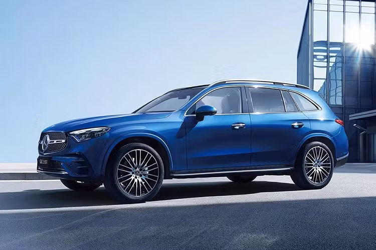 Vào đầu năm nay, mẫu xe trục cơ sở kéo dài Mercedes-Benz GLC 2023 mới đã lộ thông tin sắp được ra mắt tại thị trường Trung Quốc. Đây là tin vui đối với các đại gia tại đất nước tỷ dân này vì mẫu xe này chẳng khác gì món quà tri ân mà hãng xe Đức dành tặng cho thị trường xe béo bở và quan trọng nhất của mình.