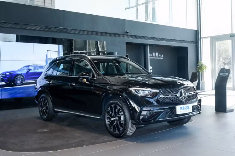 Việc mẫu xe SUV Mercedes-Benz GLC L 2023 được giới thiệu ở Trung Quốc cũng khiến không ít khách hàng trong nước đứng ngồi không yên. Lý do là chưa rõ khi nào mẫu xe SUV Mercedes-Benz GLC 2023 mới được ra mắt tại Việt Nam.
