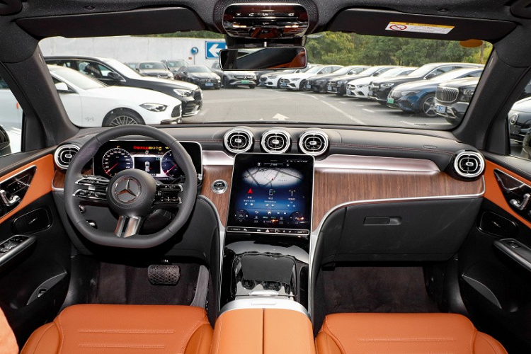 Các bản trang bị GLC 260L và GLC 300L chỉ có khác biệt lớn nhất ở tùy chọn la-zăng, kiểu dáng mâm, còn lại, ngoại hình gần tương đồng, đây là điều gây nhiều sự bất ngờ nhất.