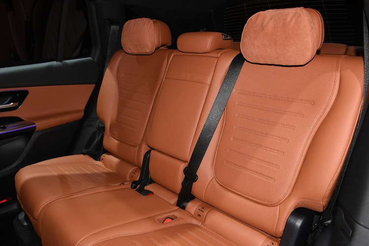 Về ngoại hình, Mercedes-Benz GLC L 2023 sử dụng lưới tản nhiệt ma trận kết hợp logo ngôi sao 3 cánh đặt chính giữa, có thêm 1 thanh nẹp crom chạy đến đèn pha.