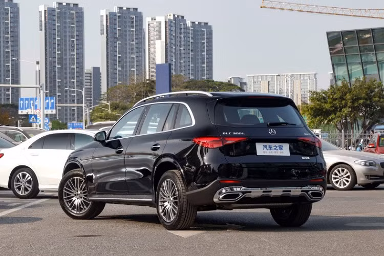 Nằm bên dưới nắp ca-pô của Mercedes-Benz GLC L 2023 tại thị trường Trung Quốc là động cơ 4 xi-lanh, tăng áp, dung tích 2.0L với công nghệ mild hybrid 48V, tạo ra công suất tối đa 258 mã lực. Động cơ kết hợp với hộp số tự động 9 cấp và hệ dẫn động 4 bánh 4Matic trứ danh nhà Mercedes-Benz.