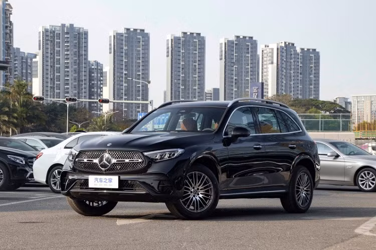 Về không gian, ngoài cách bố trí 5 chỗ thông thường, Mercedes-Benz GLC L 2023 ở Trung Quốc còn có tùy chọn 7 chỗ, với cách sắp xếp linh hoạt, không chỉ đáp ứng nhu cầu chở nhiều người, mà còn tăng khả năng chở hàng nếu hàng ghế thứ 3 không sử dụng, có thể gập gọn xuống.