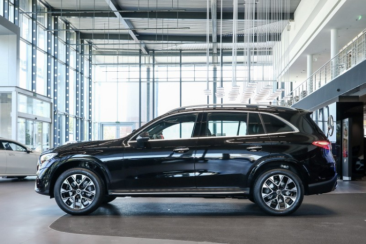 Ở phần nội thất, Mercedes-Benz GLC L 2023 được trang bị màn hình đồng hồ kỹ thuật số LCD 12,3 inch và màn hình cảm ứng trung tâm có kích thước 11,9 inch với thiết kế treo lơ lửng, không nằm lọt thỏm trong bảng điều khiển trung tâm.