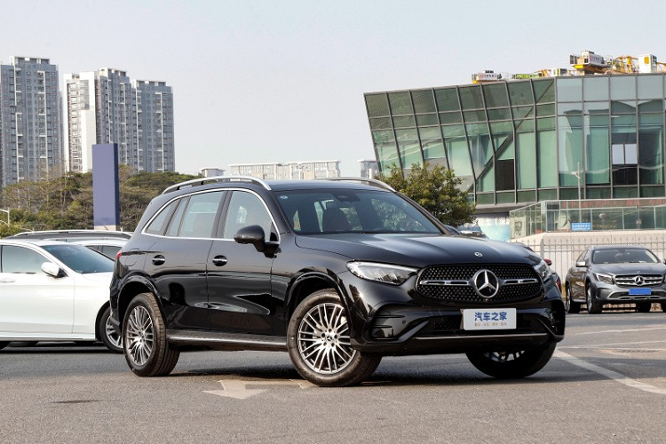 Ngoài ra, tùy theo phiên bản Mercedes-Benz GLC L 2023 mà các chi tiết ở bảng điều khiển sẽ là dạng nhôm xước hay là gỗ. Ngoài ra, chiếc xe mới còn được trang bị hệ thống tương tác giữa người và máy tính thông minh MBUX thế hệ thứ hai.