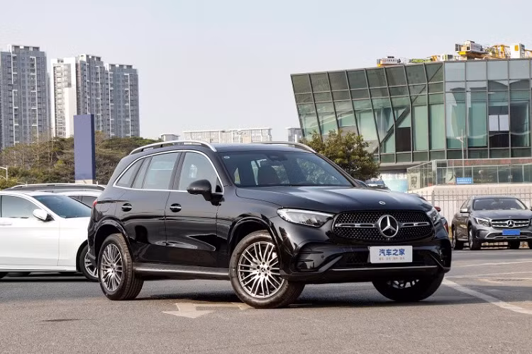 Ngoài ra, tùy theo phiên bản Mercedes-Benz GLC L 2023 mà các chi tiết ở bảng điều khiển sẽ là dạng nhôm xước hay là gỗ. Ngoài ra, chiếc xe mới còn được trang bị hệ thống tương tác giữa người và máy tính thông minh MBUX thế hệ thứ hai.