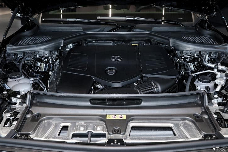 Ở phía sau xe, đèn hậu của Mercedes-Benz GLC L 2023 có thiết kế bóng bẩy hơn và các nguồn sáng bên trong bố trí giống như đôi cánh, rất dễ nhận biết khi được thắp sáng. Đồng thời, thiết kế cửa khoang hành lý cũng trẻ trung và năng động hơn, tấm ốp gầm màu bạc cùng ống xả và khuếch tán sau mạ crom tạo nên sự hầm hố cho phần đuôi xe.