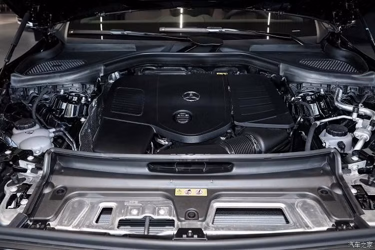 Ở phía sau xe, đèn hậu của Mercedes-Benz GLC L 2023 có thiết kế bóng bẩy hơn và các nguồn sáng bên trong bố trí giống như đôi cánh, rất dễ nhận biết khi được thắp sáng. Đồng thời, thiết kế cửa khoang hành lý cũng trẻ trung và năng động hơn, tấm ốp gầm màu bạc cùng ống xả và khuếch tán sau mạ crom tạo nên sự hầm hố cho phần đuôi xe.