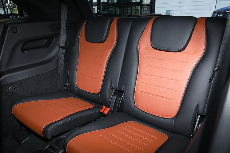 Phần hốc gió 2 bên có tích hợp thêm 2 khe gió, đèn pha của xe mới áp dụng thiết kế hai mảnh, dải đèn sọc xanh mờ tỏa sáng rực rỡ, đèn pha kỹ thuật số có độ phân giải hơn 2,6 triệu pixel, khoảng cách chiếu sáng cao có thể đạt tới 600 m.