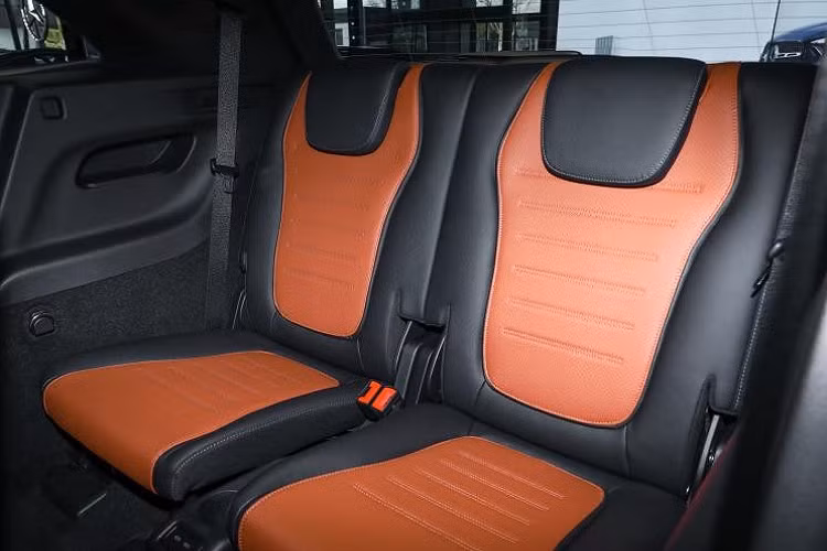 Phần hốc gió 2 bên có tích hợp thêm 2 khe gió, đèn pha của xe mới áp dụng thiết kế hai mảnh, dải đèn sọc xanh mờ tỏa sáng rực rỡ, đèn pha kỹ thuật số có độ phân giải hơn 2,6 triệu pixel, khoảng cách chiếu sáng cao có thể đạt tới 600 m.