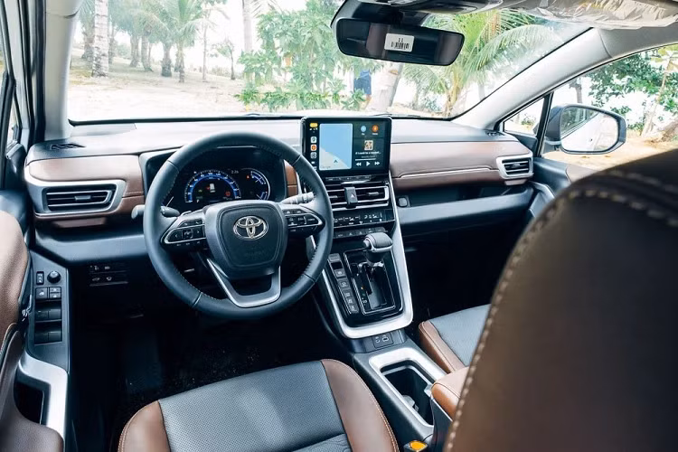 Bên cạnh tên gọi, nhân viên tư vấn bán hàng tại đại lý còn hé lộ một số thông tin khác liên quan đến mẫu MPV hạng trung này. Theo đó, Toyota Innova 2023 tại Việt Nam sẽ có 3 phiên bản, bao gồm 1 phiên bản hybrid. Xe sẽ có cả nội thất 7 chỗ và 8 chỗ. Trong đó, phiên bản hybrid sẽ chỉ đi kèm cấu hình nội thất 7 chỗ ngồi. Khác với thế hệ cũ, hàng ghế cuối của xe đã có thể gập phẳng xuống sàn thay vì gập sang hai bên.