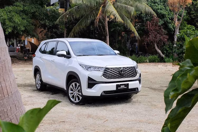 Được biết, xe hiện đã về Việt Nam để hãng đào tạo sản phẩm cho nhân viên đại lý, chuẩn bị cho sự kiện ra mắt. Toyota Innova 2023 tại Việt Nam sẽ được nhập khẩu nguyên chiếc từ Indonesia và bán song song với thế hệ cũ. Trong khi đó, Toyota Innova đời cũ sẽ tiếp tục được lắp ráp trong nước như hiện nay.