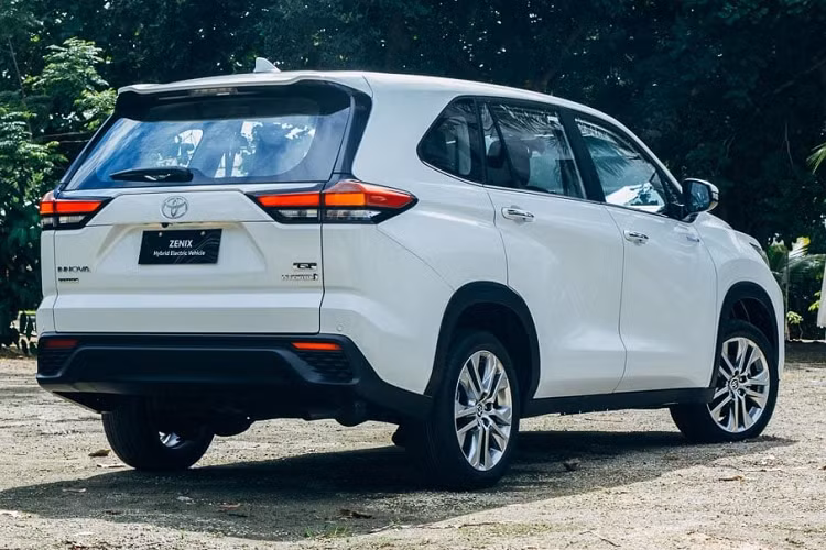 Theo một số nguồn tin, Toyota Innova thế hệ mới ở Việt Nam sẽ được đổi tên thành Innova Cross nhằm giúp người dùng phân biệt với xe đời cũ. Cái tên này có vẻ khá phù hợp vì Toyota Innova thế hệ mới được thiết kế theo phong cách SUV. Trước đó, hãng Toyota cũng đã áp dụng cách đặt tên tương tự cho Toyota Veloz Cross, Corolla Cross và Yaris Cross. Ở các thị trường khác, xe được gọi bằng cái tên Innova Zenix (Indonesia, Thái Lan, Malaysia) hoặc Innova Hycross (Ấn Độ).