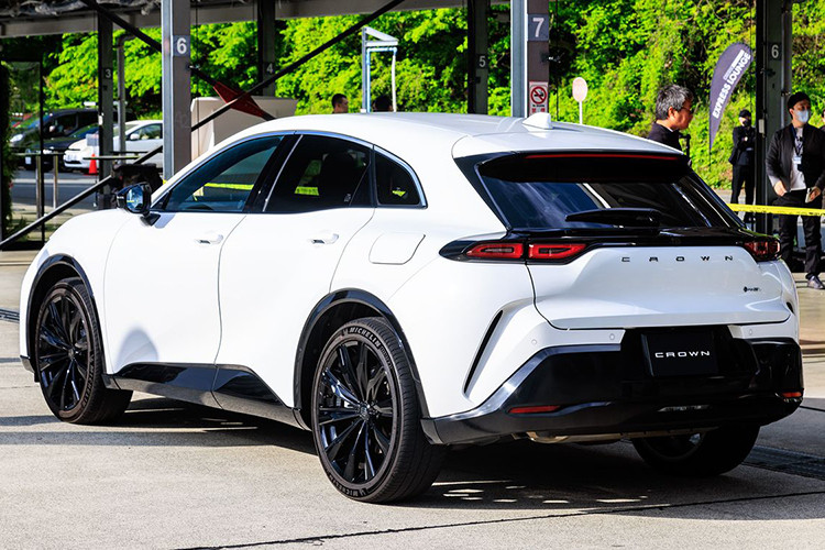 Dễ nhận thấy điểm tương đồng giữa Toyota Crown Sport và Ferrari Purosangue ở kiểu dáng của một dòng hatchback thấp và đèn LED thanh mảnh ôm sát mũi, lướt tản nhiệt thể thao được đặt phía dưới và ngay bên trên là hốc lấy gió động cơ gắn liền với dải đèn định vị.