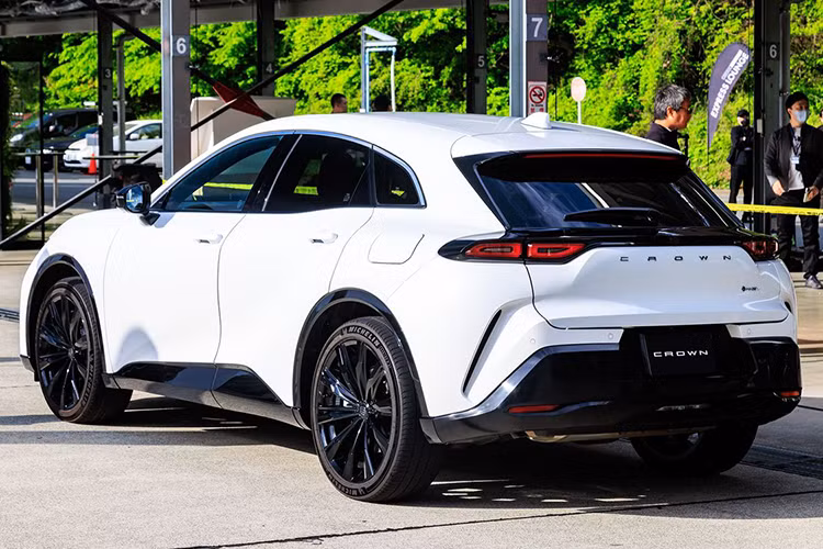 Toyota Crown Sport co gi hay, ma gia gan 1 ty dong tai Nhat Ban?-Hinh-2