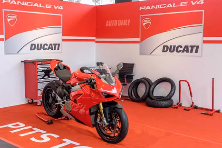 Bên cạnh đó là hệ thống ga điện tử với các chế độ vận hành khác nhau. Cung cấp sức mạnh cho xe mô tô Ducati Panigale V4 S là khối động cơ V4, dung tích 1.103cc, làm mát bằng dung dịch, sản sinh công suất tối đa 214 mã lực tại tua máy 13.000 vòng/phút và mômen xoắn cực đại 123,5 Nm tại tua máy 10.000 vòng/phút. Đi kèm là hệ thống phun xăng điện tử và hộp số 6 cấp với công nghệ sang số nhanh hai chiều.