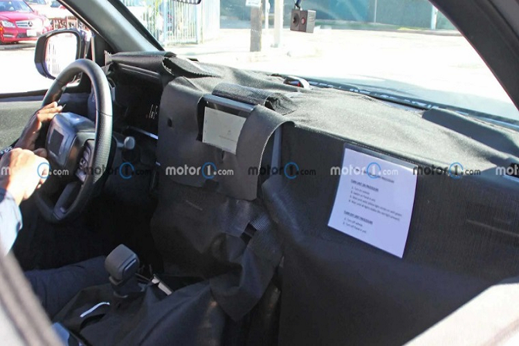 Tacoma 2024 sẽ được trang bị màn hình thông tin giải trí lớn hơn với thiết lập hợp thời hơn so với màn hình 8 inch hiện nay, thậm chí có thể giống màn hình 14 inch của Tundra mới, cùng khả năng tương thích Apple CarPlay, Android Auto và phát Wi-Fi.