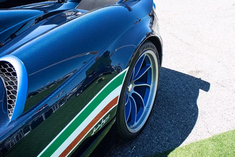 Nội thất Huayra Tricolore cũng được lấy cảm hứng từ chiếc máy bay trình diễn Aermacchi MB-339A PAN với sự kết hợp giữa vật liệu hợp kim nhôm và sợi carbon.