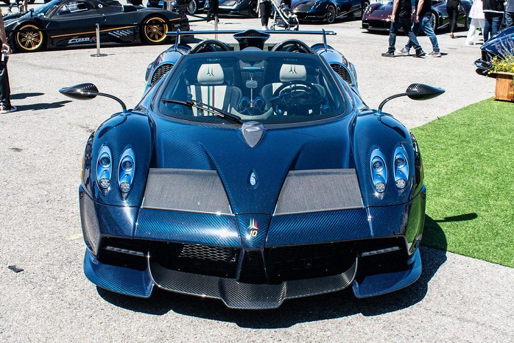 Ngoại thất của thần gió Pagini Huayra Tricolore sở hữu tông màu xanh đặc trưng Blu Tricolore, tông màu này từng xuất hiện trên hai siêu phẩm Zonda Kiryu hay Zonda Revolucion. Đồng thời các chi tiết như đèn pha chính, đèn hậu, bộ mâm đều được sơn tông màu xanh mờ. Huayra Tricolore trong bài trang bị mâm App Tech 20 inch bánh trước và 21 inch bánh sau.