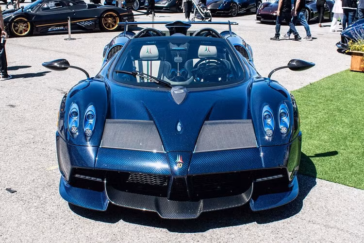 Ngoại thất của thần gió Pagini Huayra Tricolore sở hữu tông màu xanh đặc trưng Blu Tricolore, tông màu này từng xuất hiện trên hai siêu phẩm Zonda Kiryu hay Zonda Revolucion. Đồng thời các chi tiết như đèn pha chính, đèn hậu, bộ mâm đều được sơn tông màu xanh mờ. Huayra Tricolore trong bài trang bị mâm App Tech 20 inch bánh trước và 21 inch bánh sau.