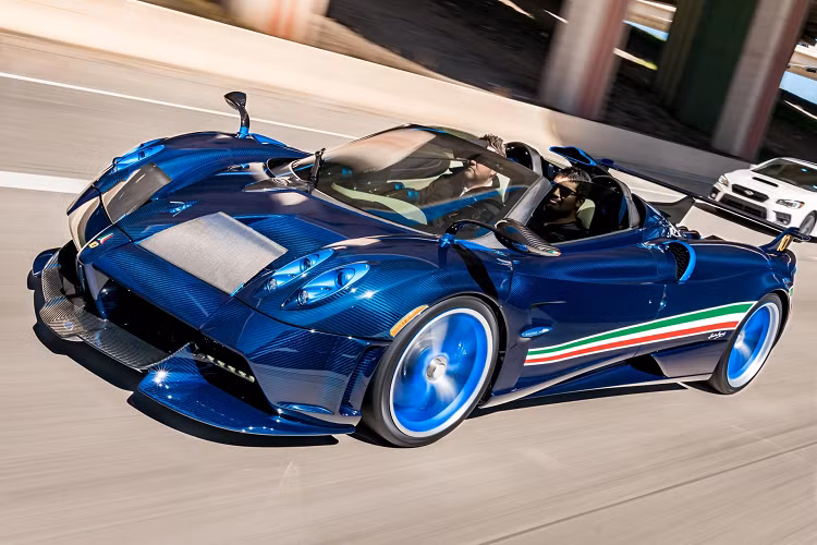  Pagani Huayra Tricolore cực hiếm xuất hiện trong phim Fast X được ra mắt ngay dịp kỷ niệm 60 năm thành lập đội bay biểu diễn của lực lượng không quân Italy Frecce Tricolori. Có tổng cộng 3 chiếc Huayra Tricolore được sản xuất trên toàn cầu. Pagani Huayra Tricolore được thực hiện dựa trên nền tảng Huayra Roadster BC với thiết kế mui trần, điểm đặc biệt là mỗi xe sẽ nhận con số khác nhau ở phần cánh gió.