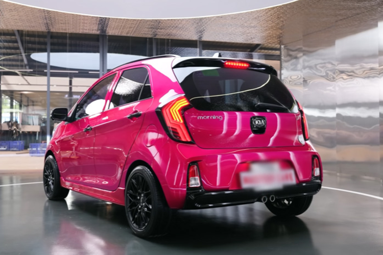 Theo chia sẻ của garage độ xe tại TP HCM, chiếc Kia Morning này còn được tinh chỉnh lại phần tappi cửa để gắn thêm loa, nhằm mang đến âm thanh sống động nhất cho người dùng.