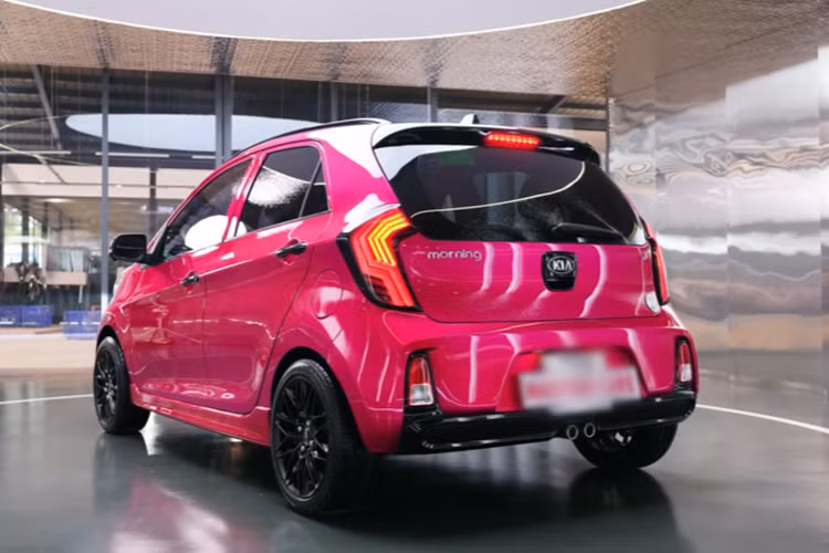 Theo chia sẻ của garage độ xe tại TP HCM, chiếc Kia Morning này còn được tinh chỉnh lại phần tappi cửa để gắn thêm loa, nhằm mang đến âm thanh sống động nhất cho người dùng.