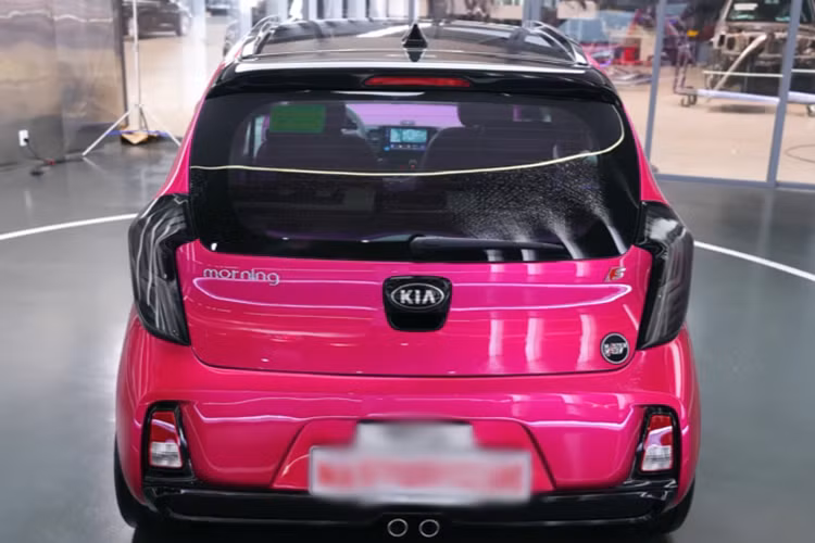 Chưa hết, chiếc xe hạng A này còn được trang bị thêm: 2 màn hình đơn cho hành khách phía sau, màn hình giải trí kết hợp camera 360 độ, trần sao, đề nổ thông minh, chìa khóa cảm ứng,...