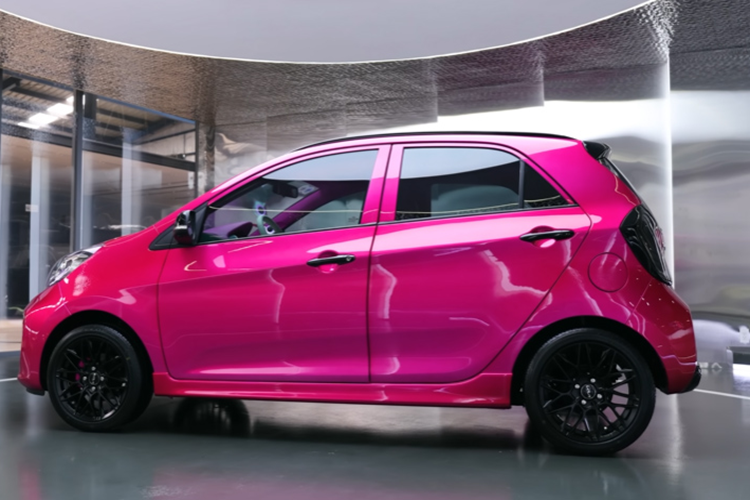 Được biết, chiếc Kia Morning độ độc nhất Việt Nam trong bài được nữ chủ nhân mua từ năm 2017. Hiện tại cô đang sở hữu đến 4 chiếc xe ôtô, nhưng chiếc Kia Morning này có rất nhiều kỷ niệm với cô nên cô đã quyết định biến nó thành một phiên bản khác biệt hoàn toàn.