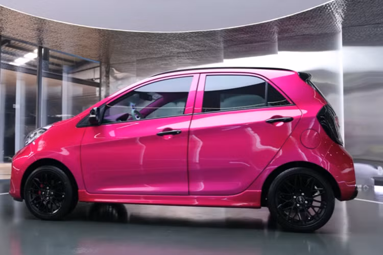 Được biết, chiếc Kia Morning độ độc nhất Việt Nam trong bài được nữ chủ nhân mua từ năm 2017. Hiện tại cô đang sở hữu đến 4 chiếc xe ôtô, nhưng chiếc Kia Morning này có rất nhiều kỷ niệm với cô nên cô đã quyết định biến nó thành một phiên bản khác biệt hoàn toàn.