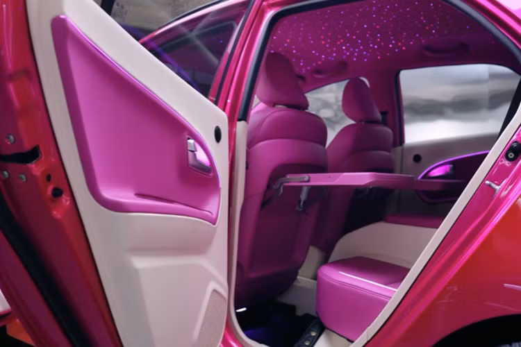 Bước vào bên trong cabin, nội thất của chiếc Kia Morning trong bài gần như được thay mới. Các chi tiết ốp nhựa đã được bọc lại da, trong khi đó toàn bộ phần khung thì được sơn màu hồng.