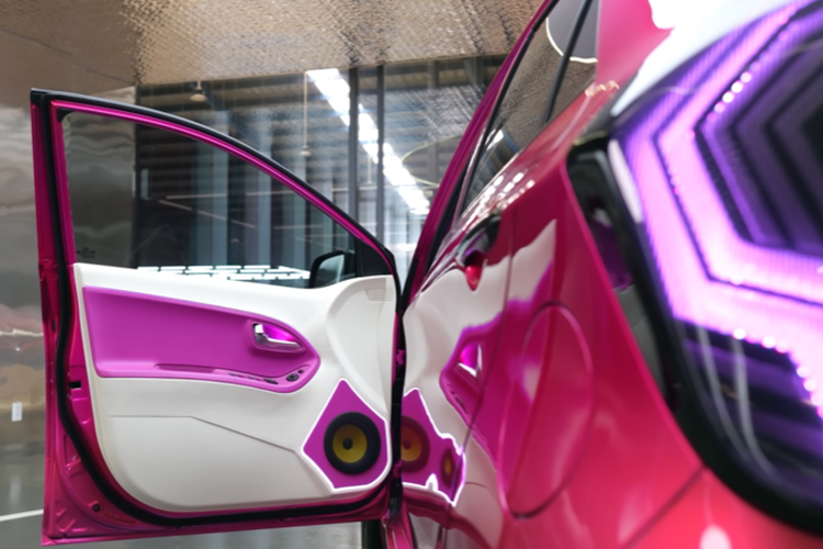 Ở khu vực đầu xe, Kia Morning được nâng cấp hệ thống đèn chiếu sáng với đèn pha Bi-LED, kết hợp cùng dải đèn LED định vị ban ngày có thể tùy chỉnh màu sắc thông qua ứng dụng trên điện thoại.