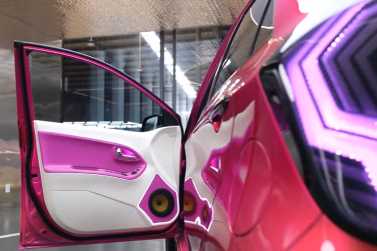 Ở khu vực đầu xe, Kia Morning được nâng cấp hệ thống đèn chiếu sáng với đèn pha Bi-LED, kết hợp cùng dải đèn LED định vị ban ngày có thể tùy chỉnh màu sắc thông qua ứng dụng trên điện thoại.