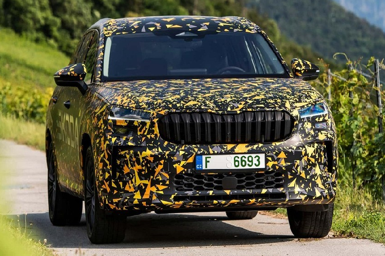 Tiếp đến là hệ truyền động plug-in hybrid (PHEV), bao gồm máy xăng 1.5L kể trên, mô-tơ điện, hộp số tự động ly hợp kép 6 cấp và pin 25,7 kWh. Phiên bản PHEV của xe sẽ có tên Skoda Kodiaq iV, sở hữu công suất tổng cộng 204 mã lực và quãng đường di chuyển bằng pin hơn 100 km.