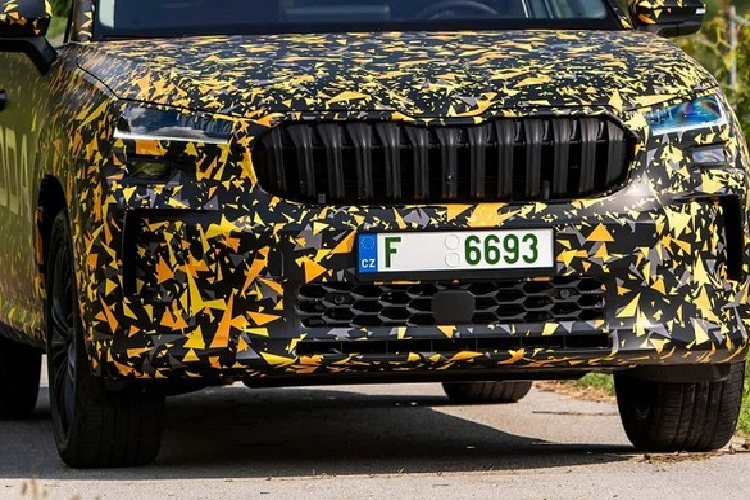 Tương tự thế hệ cũ, Skoda Kodiaq 2024 cũng đi kèm hệ thống đèn 2 tầng trên đầu xe. Trong đó, đèn pha của xe nằm dưới và sẽ là loại LED ma trận. Chưa hết, cản trước của mẫu SUV hạng trung này còn tích hợp cảm biến radar - dấu hiệu của những tính năng an toàn chủ động ADAS. Trên cản trước có thêm khe gió nằm bên dưới đèn pha. Bên cạnh đó, hãng Skoda cũng đã thiết kế lại kính cửa sổ bên sườn và cột D của xe.