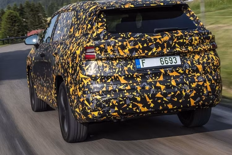 Không chỉ thay đổi thiết kế, Skoda Kodiaq thế hệ thứ hai còn được điều chỉnh cả kích thước với chiều dài 4.758 mm, chiều rộng 1.864 mm, chiều cao 1.657 mm và chiều dài cơ sở 2.791 mm. So với thế hệ cũ, xe dài hơn 61 mm ở bản 5 chỗ và 59 mm ở bản 7 chỗ trong khi các thông số kích thước còn lại giữ nguyên.