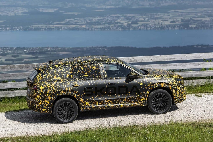 Trong đó, phiên bản mạnh hơn sẽ kết hợp với hệ dẫn động 4 bánh. Đáng tiếc là hình ảnh do hãng Skoda tung ra không cho thấy rõ thiết kế của Kodiaq mới. Chỉ thấy rằng xe sẽ được trang bị lưới tản nhiệt mới, giống loại dùng cho 2 người anh em Slavia và Kushaq, nhưng đi kèm các nan nằm dọc dày hơn.