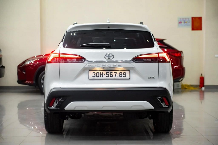 Cung cấp sức mạnh cho phiên bản 1.8 HEV là động cơ xăng 4 xi-lanh, dung tích 1.8L, tạo công suất tối đa 97 mã lực tại tua máy 5.200 vòng/phút và mô-men xoắn cực đại 142 Nm tại 3.600 vòng/phút. Đi kèm là hộp số e-CVT và mô-tơ điện có công suất 53 mã lực cùng mô-men xoắn cực đại 163 Nm.