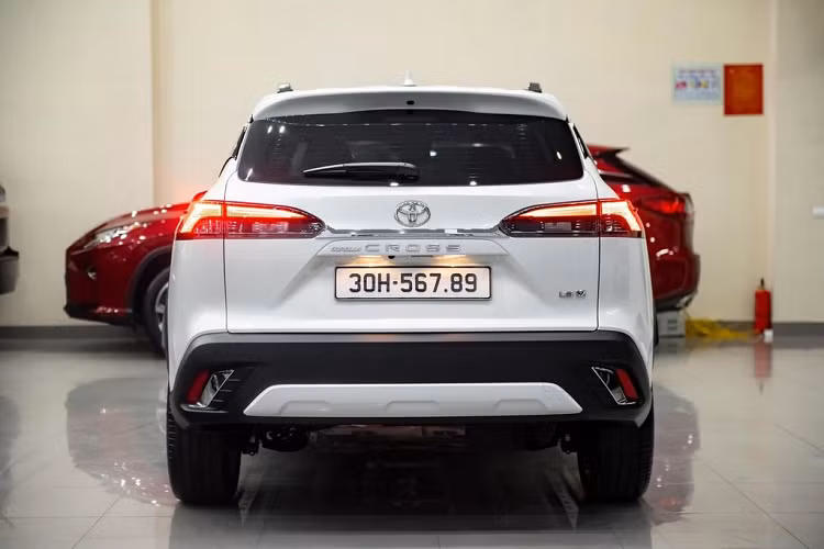 Cung cấp sức mạnh cho phiên bản 1.8 HEV là động cơ xăng 4 xi-lanh, dung tích 1.8L, tạo công suất tối đa 97 mã lực tại tua máy 5.200 vòng/phút và mô-men xoắn cực đại 142 Nm tại 3.600 vòng/phút. Đi kèm là hộp số e-CVT và mô-tơ điện có công suất 53 mã lực cùng mô-men xoắn cực đại 163 Nm.