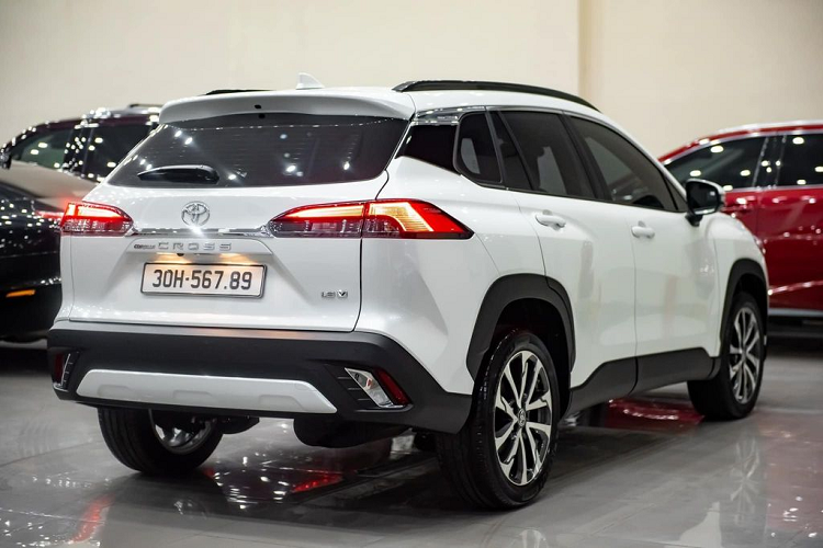 Toyota Corolla Cross tại Việt Nam có 2 tùy chọn động cơ. Hai phiên bản 1.8 G và 1.8 V được trang bị động cơ xăng 1.8L, đi cùng hộp số biến thiên vô cấp CVT, tạo ra công suất tối đa 138 mã lực tại tua máy 6.400 vòng/phút cùng mô-men xoắn cực đại 172 Nm tại 4.000 vòng/phút.