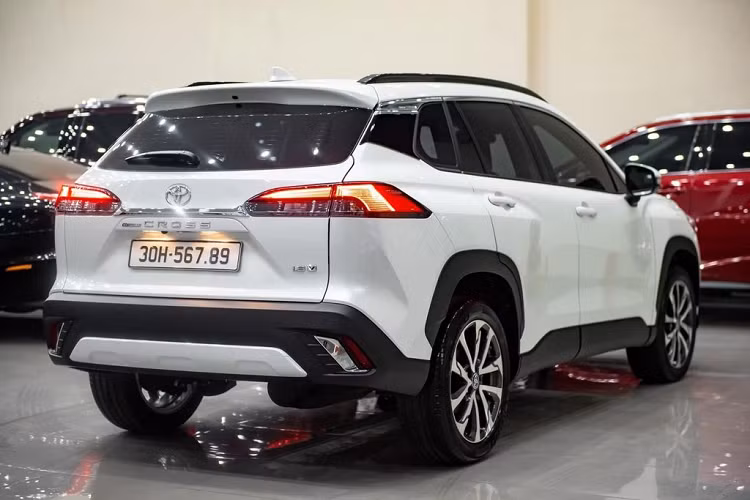 Toyota Corolla Cross tại Việt Nam có 2 tùy chọn động cơ. Hai phiên bản 1.8 G và 1.8 V được trang bị động cơ xăng 1.8L, đi cùng hộp số biến thiên vô cấp CVT, tạo ra công suất tối đa 138 mã lực tại tua máy 6.400 vòng/phút cùng mô-men xoắn cực đại 172 Nm tại 4.000 vòng/phút.