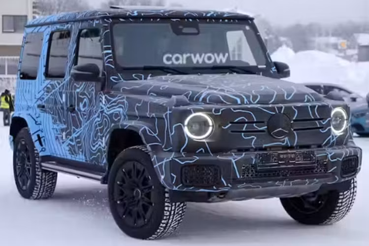 Ở thế hệ mới, hãng xe sang Đức đã nâng cấp đáng kể hệ thống này. Đáng chú ý nhất có lẽ là trợ lý ảo kích hoạt bằng khẩu lệnh Hey Mercedes, đi cùng khả năng giao tiếp với người dùng như thật. Nhờ đó, người dùng có thể kích hoạt vô vàn tính năng MBUX trên xe Mercedes-Benz chỉ cần qua câu lệnh.