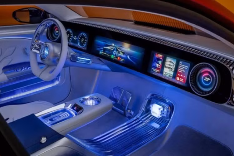 Không chỉ nâng cấp phần mềm, MBUX cũng được cập nhật đáng kể ở phần đồ họa nhờ việc sử dụng game engine độ phân giải cao của Unity. Theo Mercedes-Benz, giao diện ra mắt tại CES 2024 mới chỉ là bản ý tưởng.