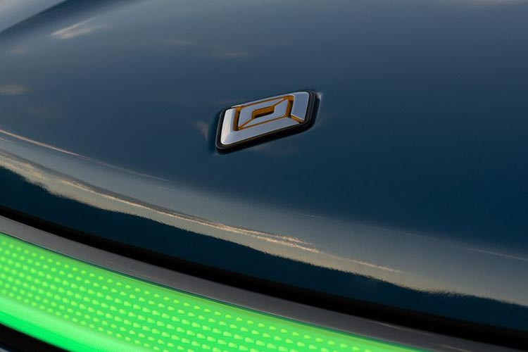 Trong phát biểu gần đây, CEO kiêm nhà sáng lập thương hiệu Rivian, ông RJ Scaringe cho biết dòng xe R2 sẽ có số lượng ECU ít hơn 60% và chiều dài dây điện giảm 25% so với R1. Để làm được điều này, Rivian đã ưu tiên sử dụng các linh kiện tự sản xuất, thay vì nhập linh kiện có sẵn.