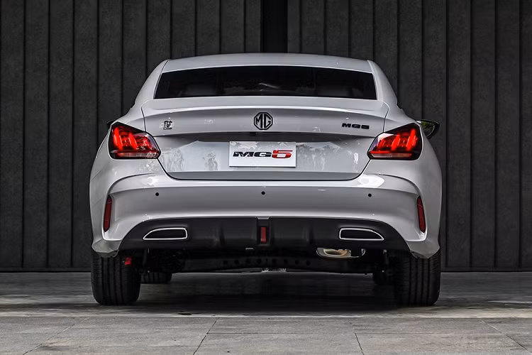 Ngoài những thay đổi trên, mẫu xe sedan MG5 10th Anniversary Special Edition không có gì khác so với phiên bản thường. Tại thị trường Thái Lan, mẫu xe này chỉ được định vị trong phân khúc sedan hạng B dù sở hữu kích thước dài x rộng x cao lần lượt 4.675 x 1.842 x 1.480 mm và chiều dài cơ sở 2.680 mm.