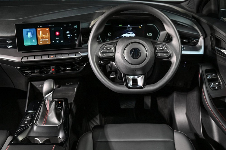 Bên trong xe, MG5 10th Anniversary Special Edition được trang bị nội thất bọc da màu đen phối đỏ tương phản, tạo cảm giác thể thao. Những trang bị đáng chú ý của mẫu xe Trung Quốc này gồm có ghế lái chỉnh tay 6 hướng, ghế phụ lái chỉnh tay 4 hướng, gương chiếu hậu chống chói.